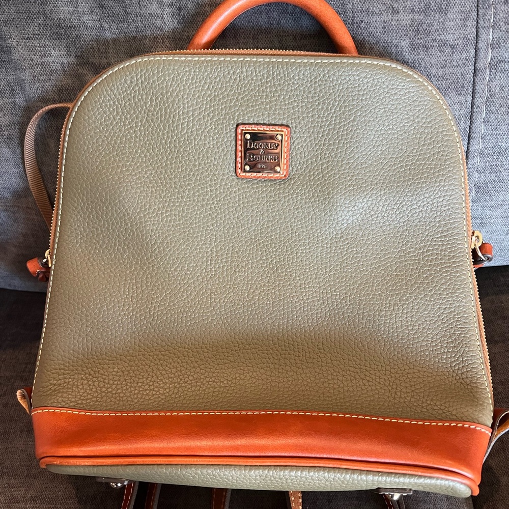 💚Beautiful Dooney and Bourke back pack. Gorgeous green color with red interior.